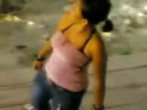 அழகான மார்பகங்களுடன் ...